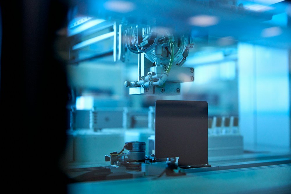 Automated equipment transporting laboratory samples