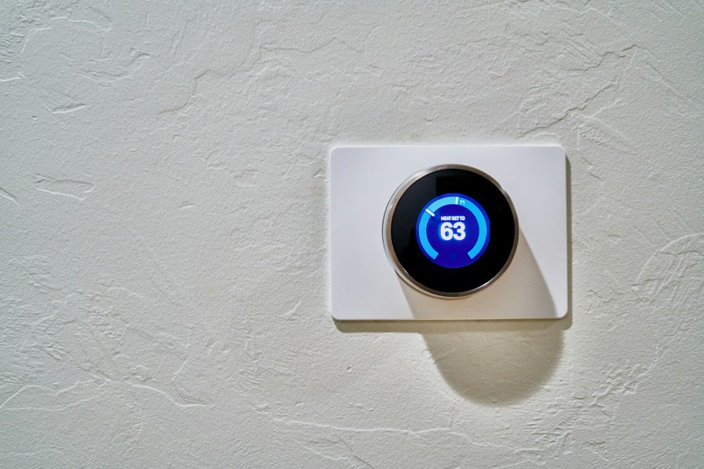 Un termostato inteligente instalado en una pared